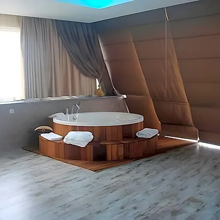Отель Golden 4*